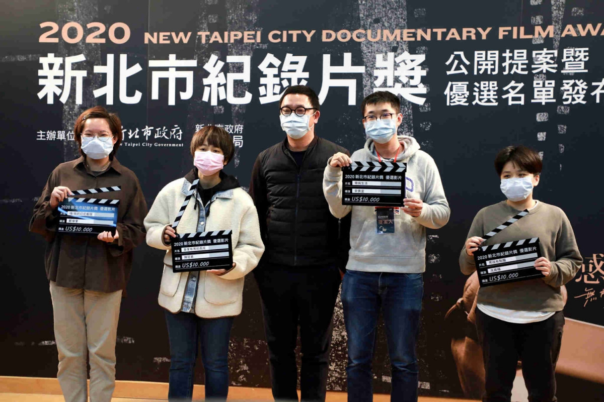 Director Shen Ko-shang takes a photo with the directors of 12 selected films.