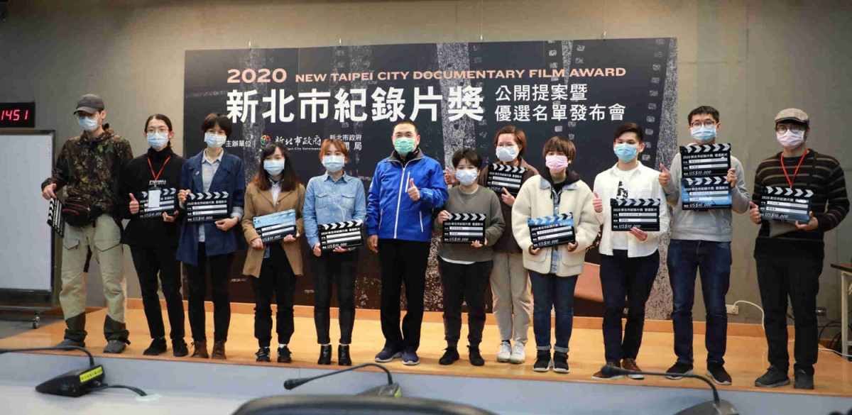 Mayor Hou Yu-ih, Director of Information Department Chiang Zhi-wei and juries take a photo with the directors of 12 selected films.