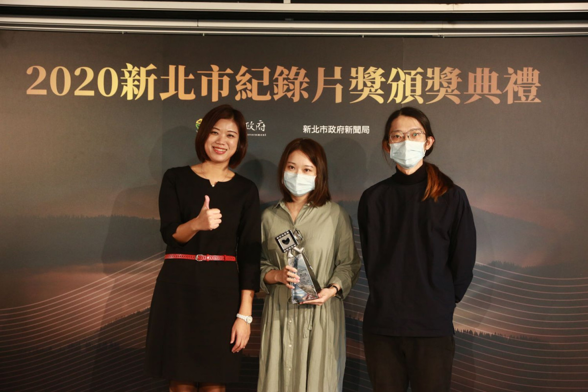 Chiang-Chih-wei-awarded-a-prize-to-the-Final-Review-Winner