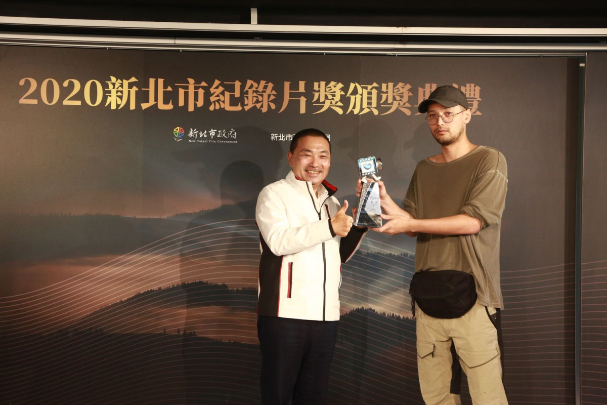 Mayor-of-New-Taipei-City-awarded-a-prize-to-the-Final-Review-Winner