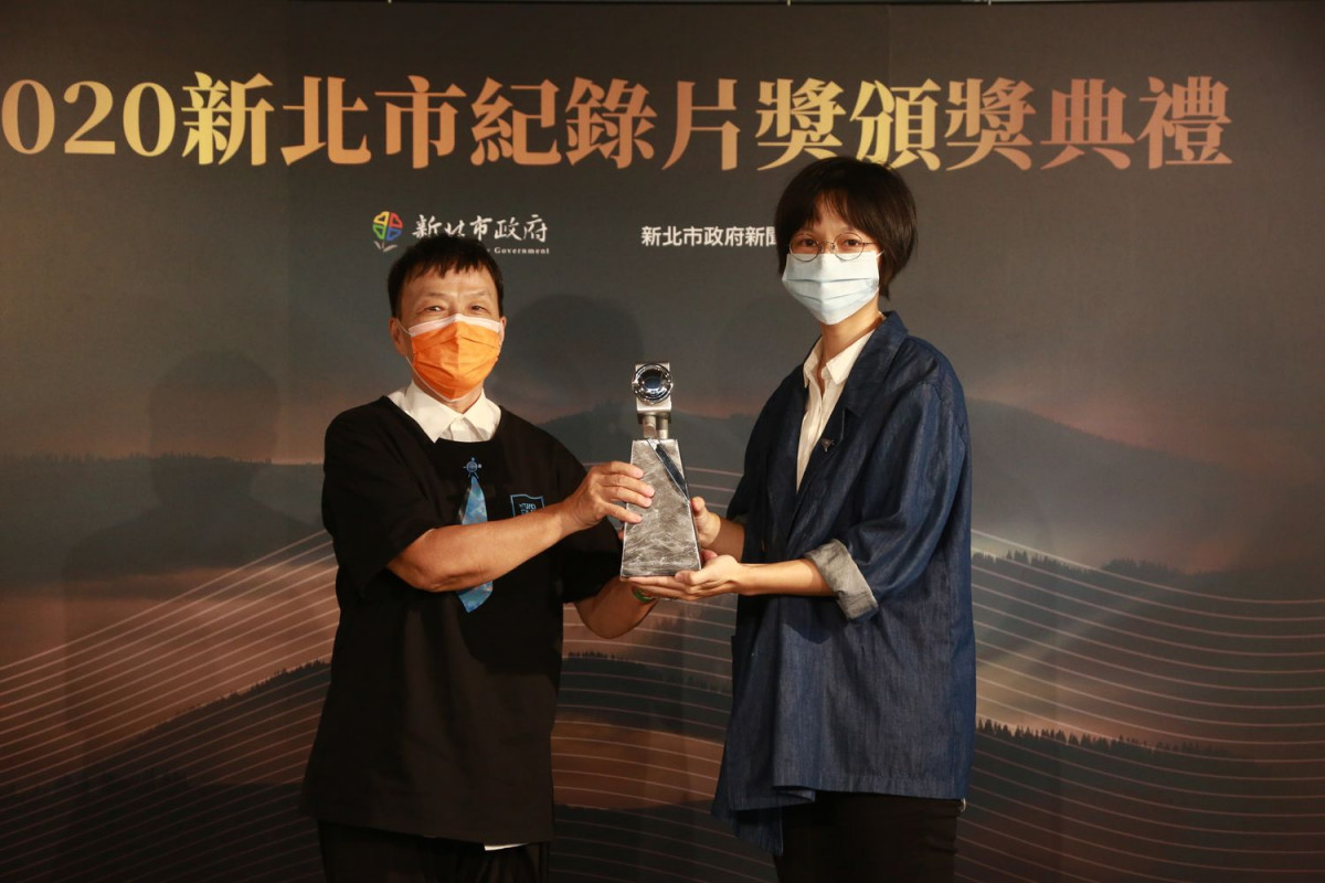 Shaudi Wang renowned director awarded a prize to the Winner