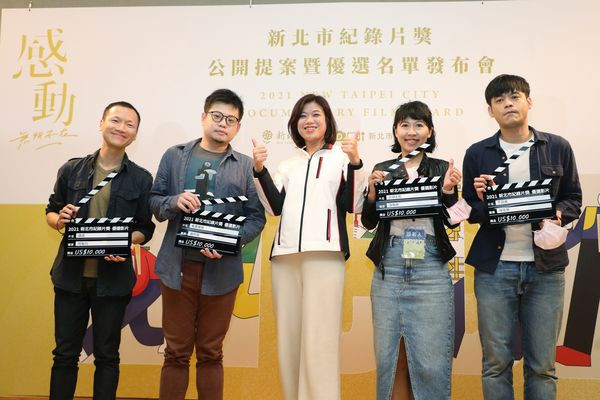 Director-general Chiang Chih-wei took a photo with all 2021 NTCDF winners.