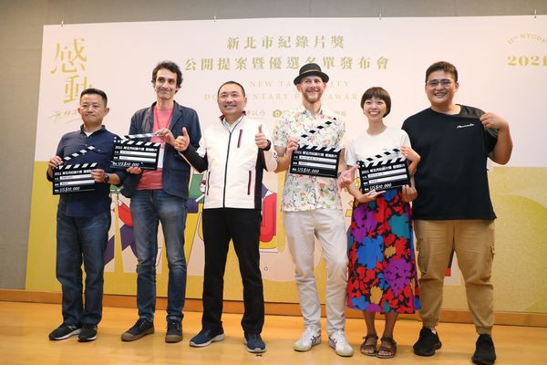 Mayor of New Taipei City Hou Yu-ih took a photo with all 2021 NTCDF winners.