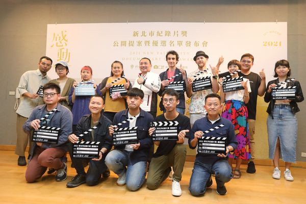 Mayor of New Taipei City Hou Yu-ih took a photo with all 2021 NTCDF winners.