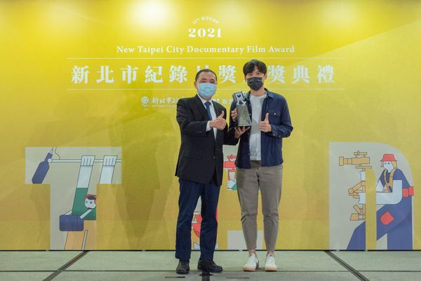 Mayor of New Taipei City Hou Yu-ih award a medal to Lin Yu-en, the director of 