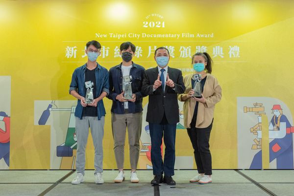 Mayor of New Taipei City Hou Yu-ih took a photo with the three 2021 NTCDF winners.