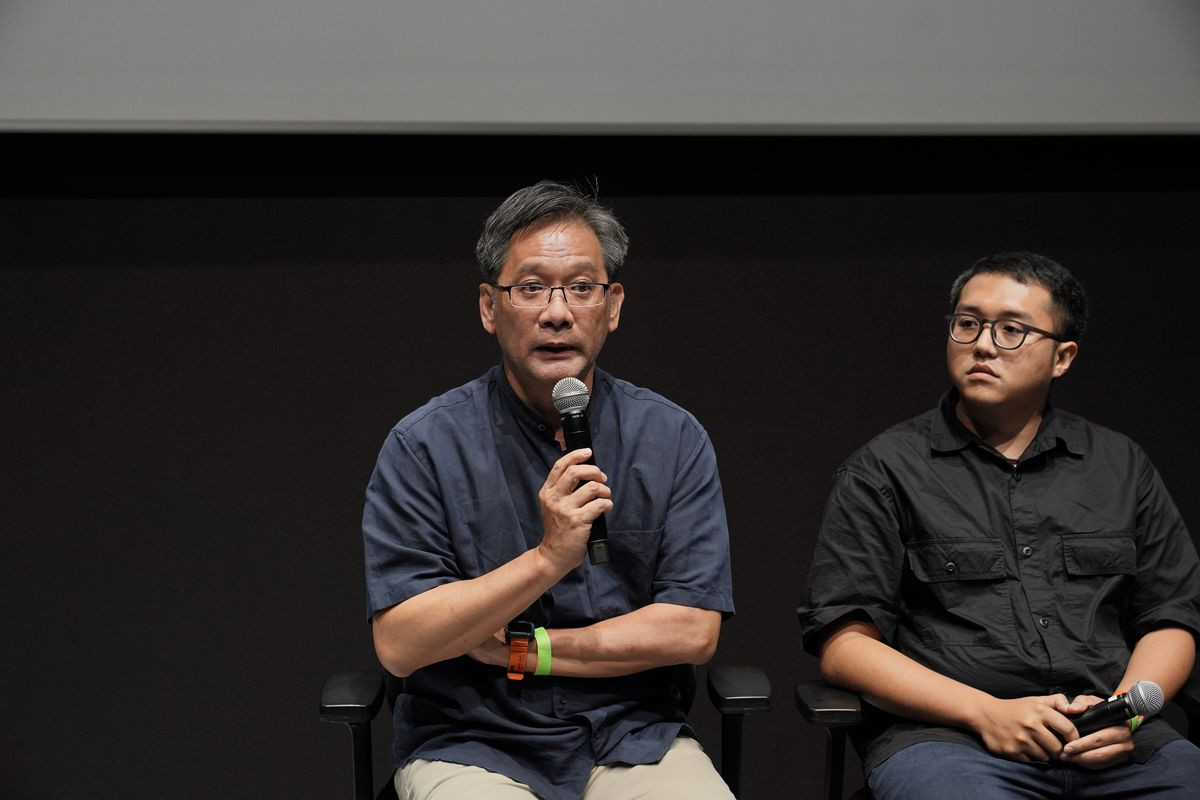 Director Chang Wei-Chih responds to the questions from the audience.