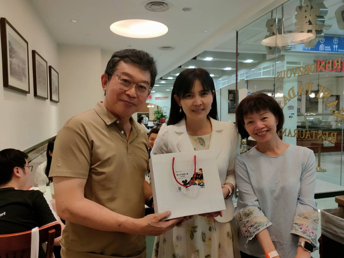 (from left) Curator Fu Shih-Chuan takes a group photo with Director of the Department of Information, New Taipei City Government, Chang, Ai-Jing, and Deputy Director Hsieh, Li-Lan.