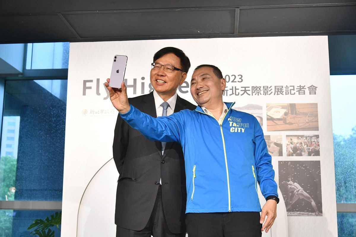 Hou Yu-Ih, the Mayor of New Taipei City, takes a photo with Chairman Steve Lin of EVA Air.