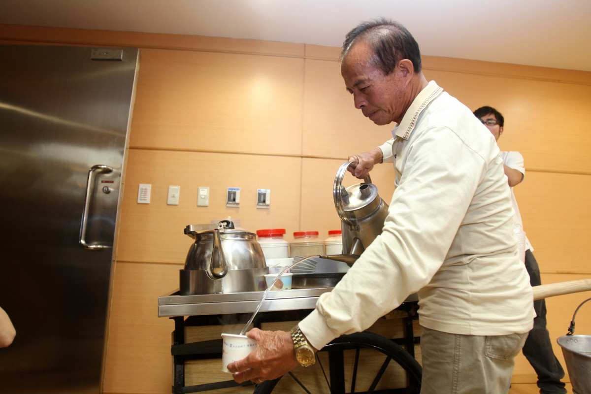 吳勝正先生展現沖泡麵茶的手藝