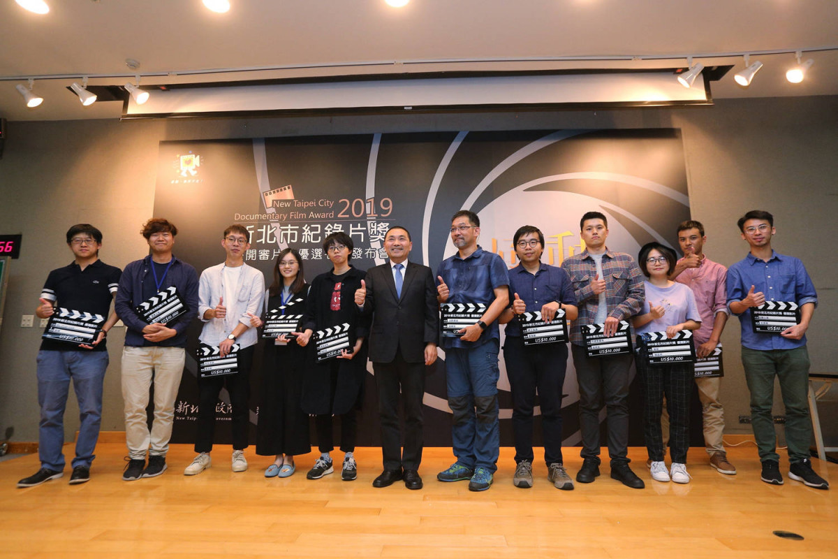 Group photo of Mayor and the Final Review Winners