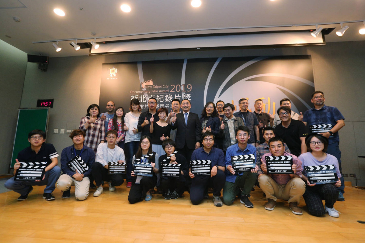 Group photo of Mayor and the Final Review Winners